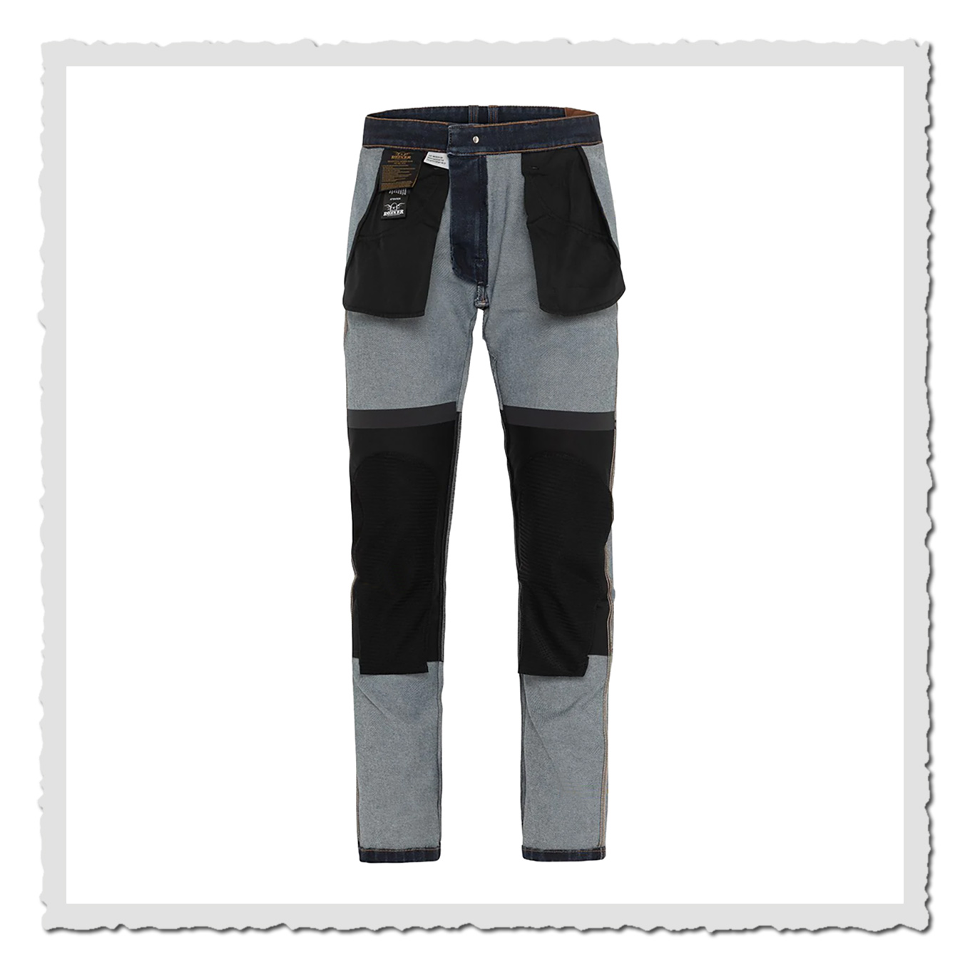 Auf links gedrehte dunkelblaue Jeans von innen mit schwarzen Taschenbeuteln und dunklen Bereichen an den Knien.